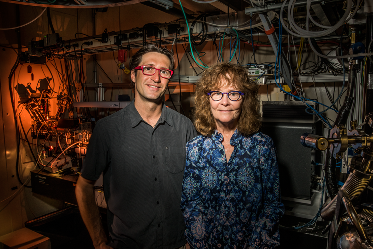 Michal Hammel and Carolyn Larabell at the SIBYLS Beamline (12.3.1). (Credit: Paul Mueller/Berkeley Lab.)