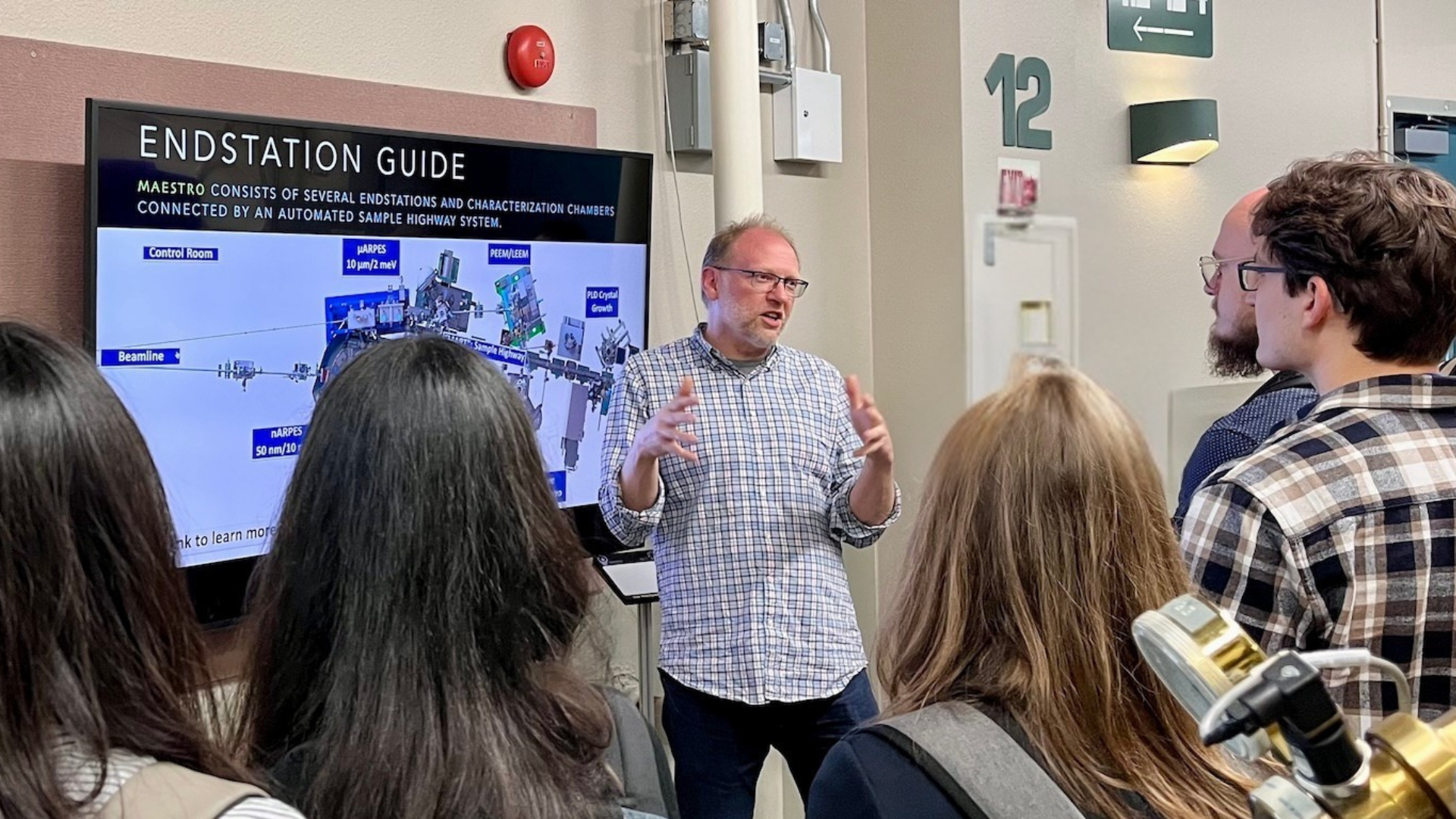 Aaron Bostwick providing a tour at the ALS MAESTRO beamline.