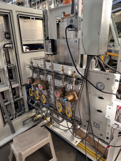 Electrical equipment including lines for water cooling.